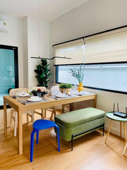 New Stylish Modern 4br 12pax 200m Bts Phrakhanong Bangkok