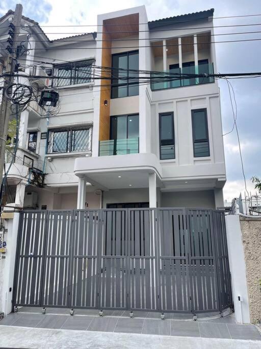 New Stylish Modern 4br 12pax 200m Bts Phrakhanong *