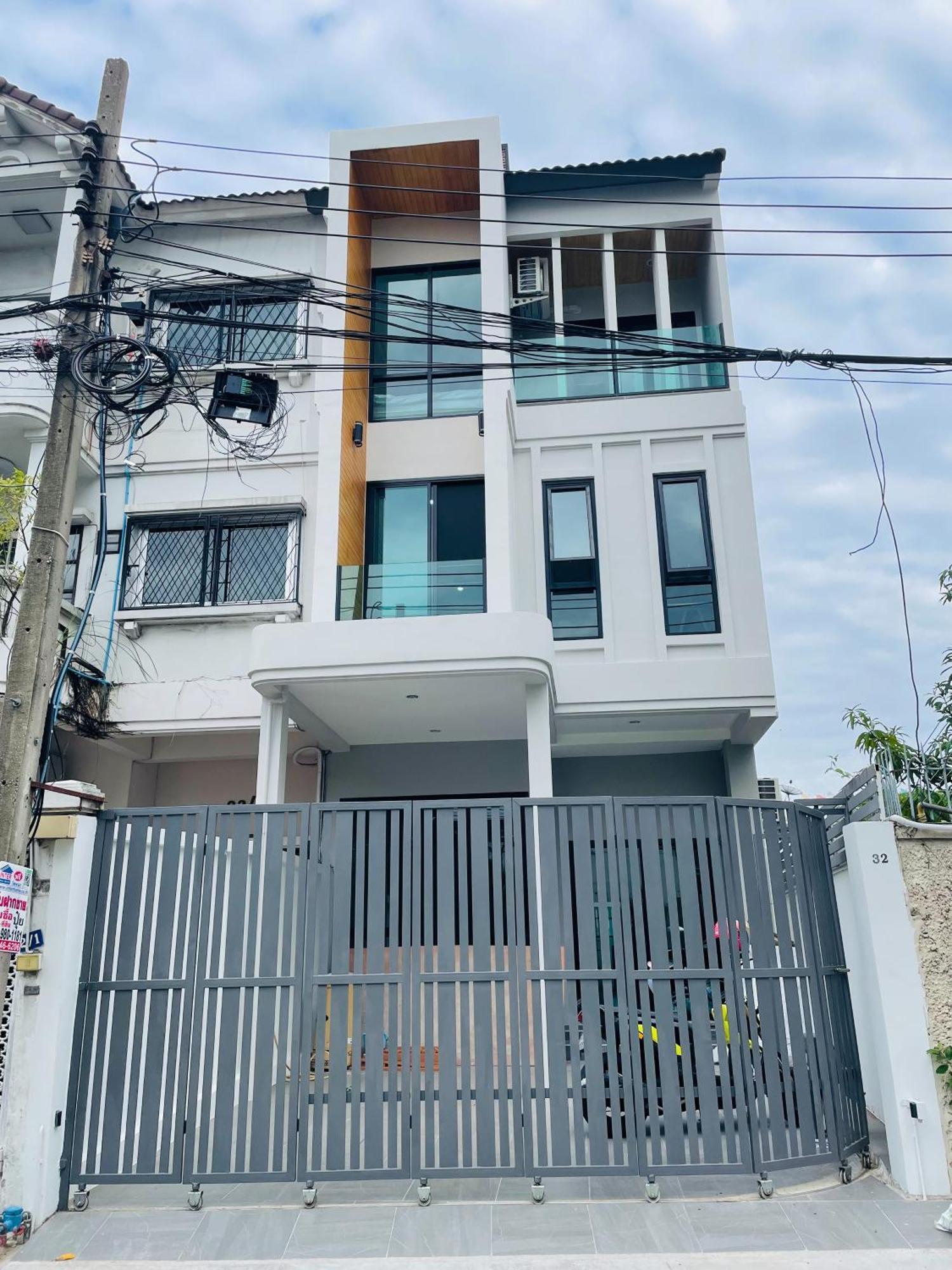 New Stylish Modern 4br 12pax 200m Bts Phrakhanong