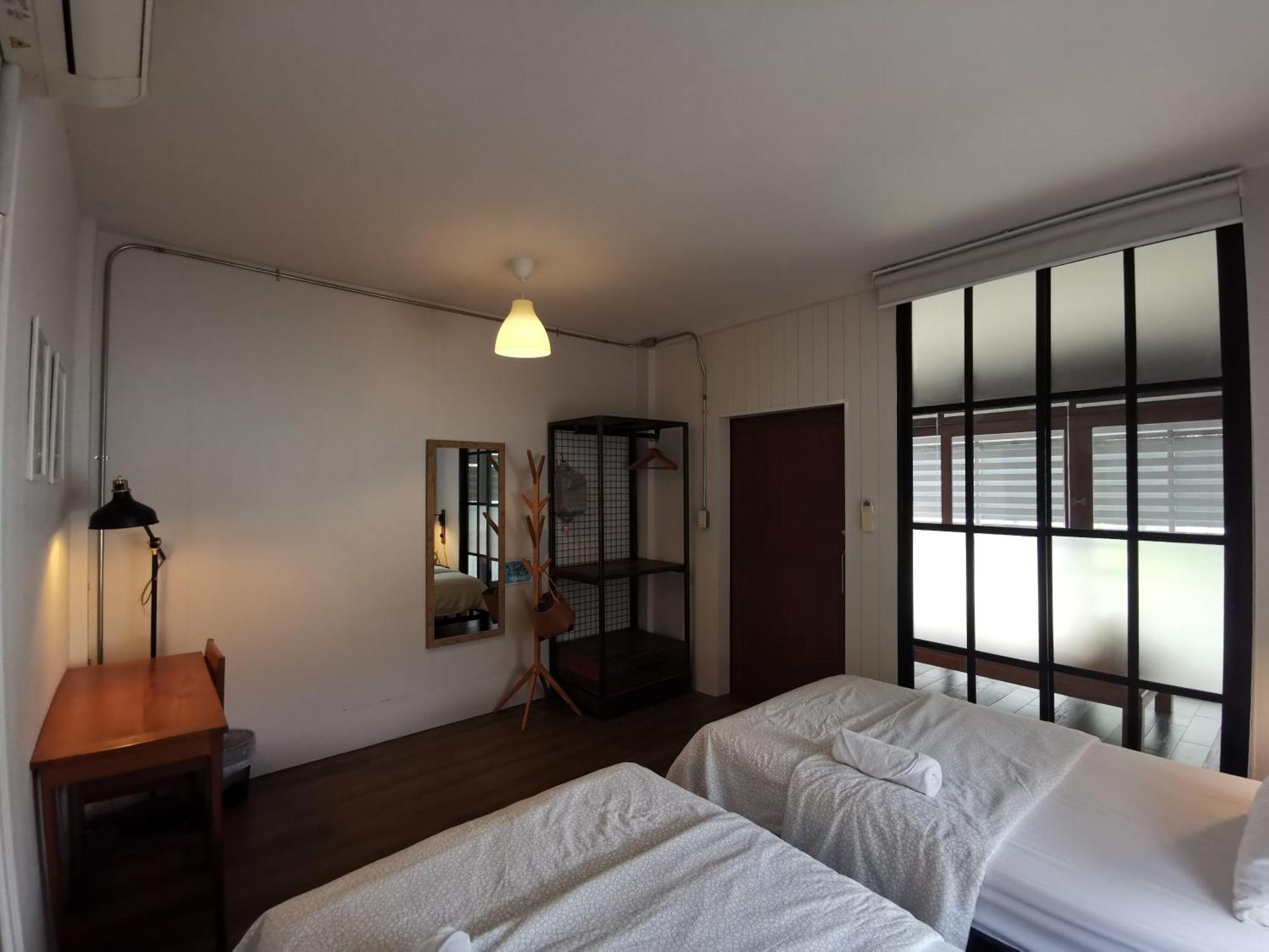 Liaw Base House Hostel *