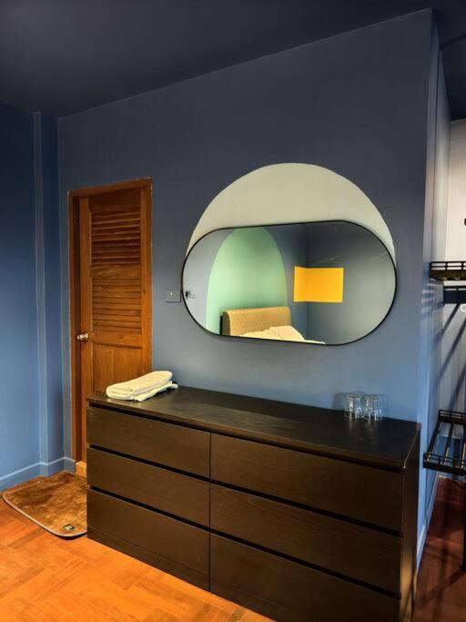Casa de férias Thonglor Art House 5br With Beautiful Rooftop *
