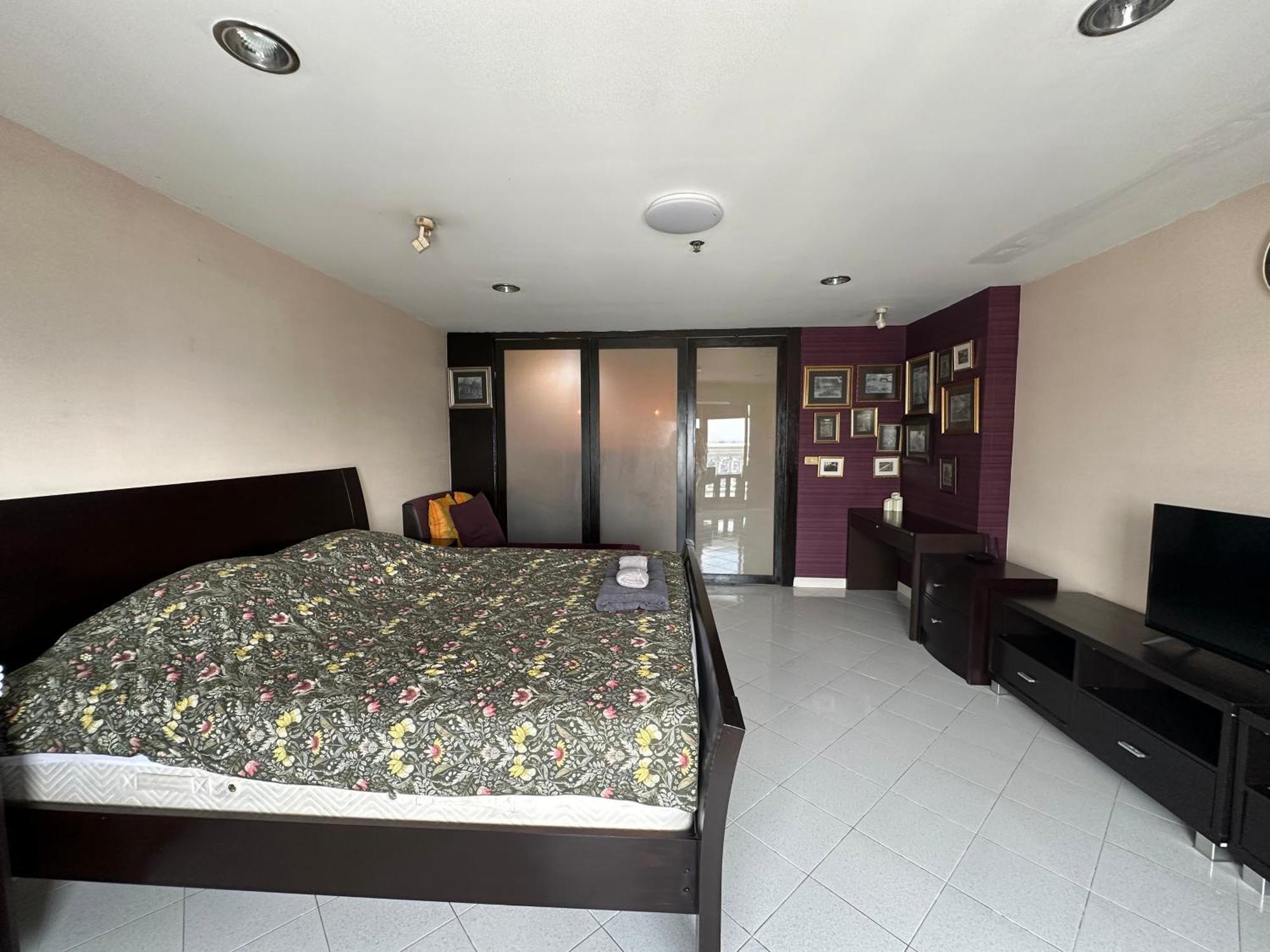 Elegant Panoramic River-view Apartment