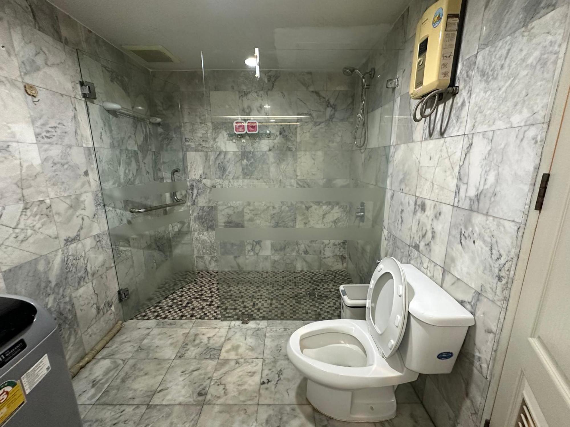 Elegant Panoramic River-view Apartment *