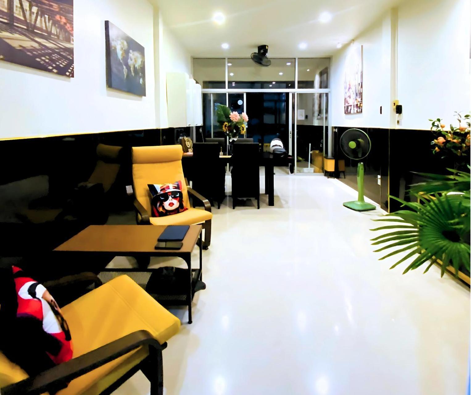 The Gallery Phayathai Guest house *