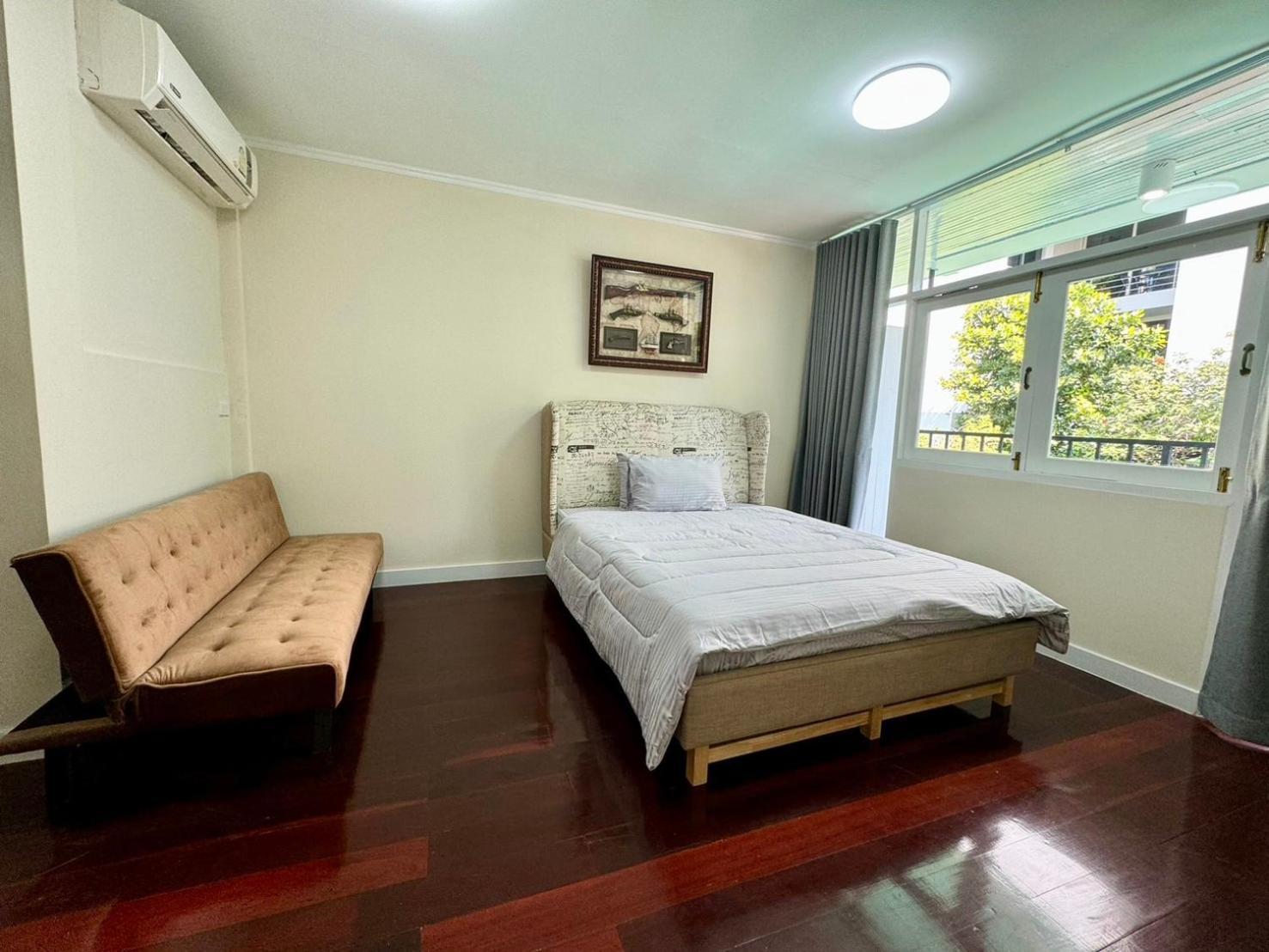 Hotel Em Sukhumvit - Near Terminal 21, Em District Malls, Bts And Mrt Lines