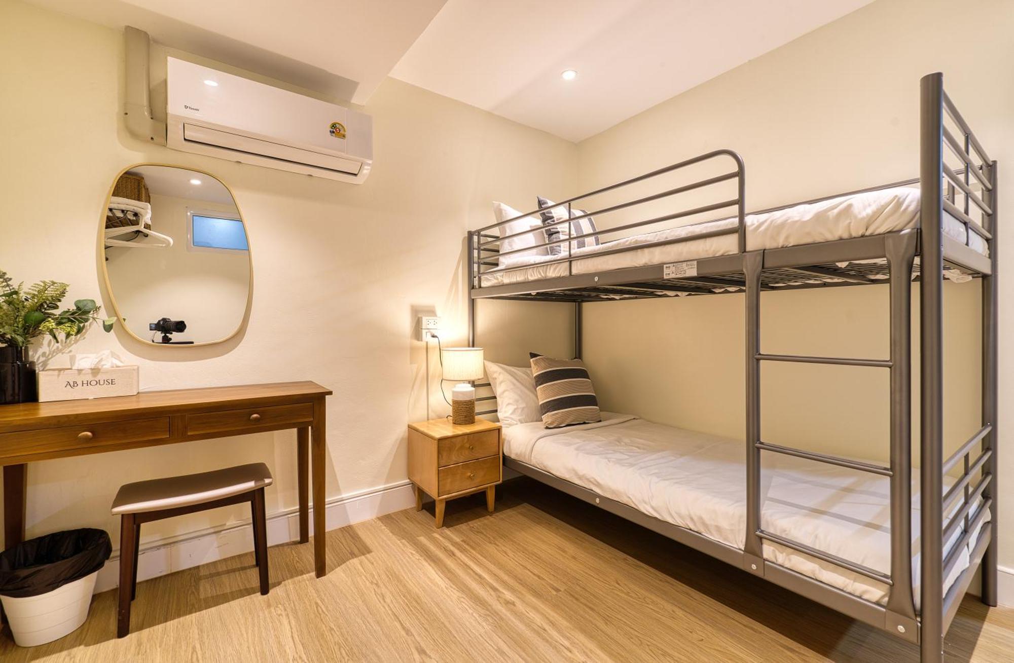 Aparthotel Ab House *