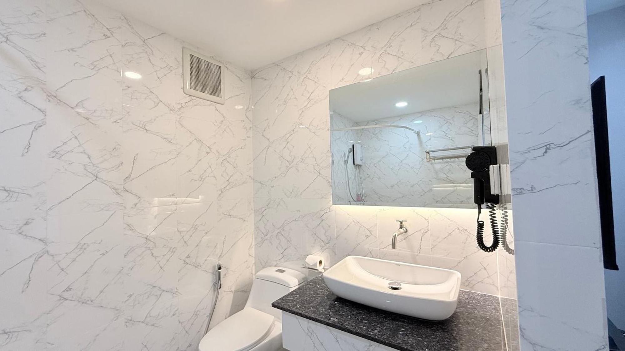 Issara House 2*