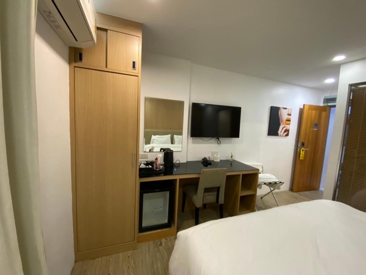 8 & Cafe Hotel