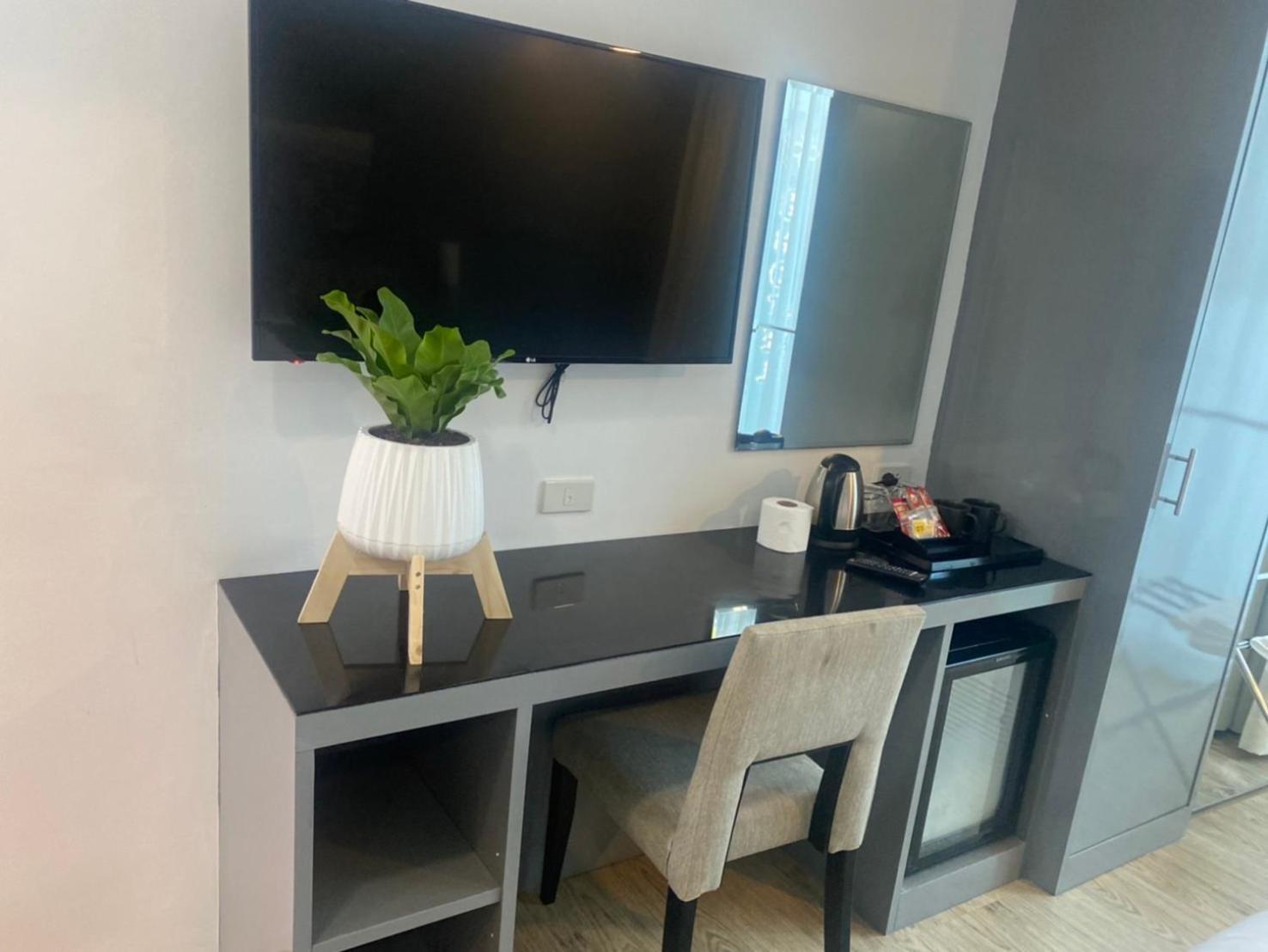 8 & Cafe Hotel