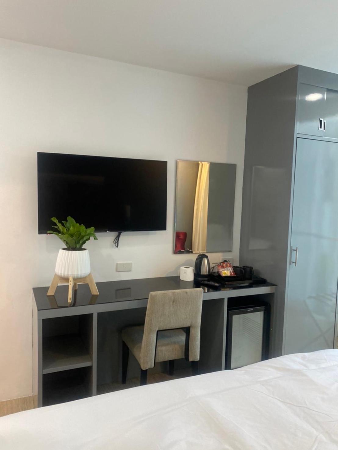 8 & Cafe Hotel 3*