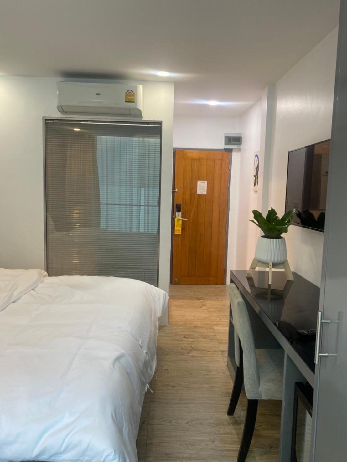8 & Cafe Hotel