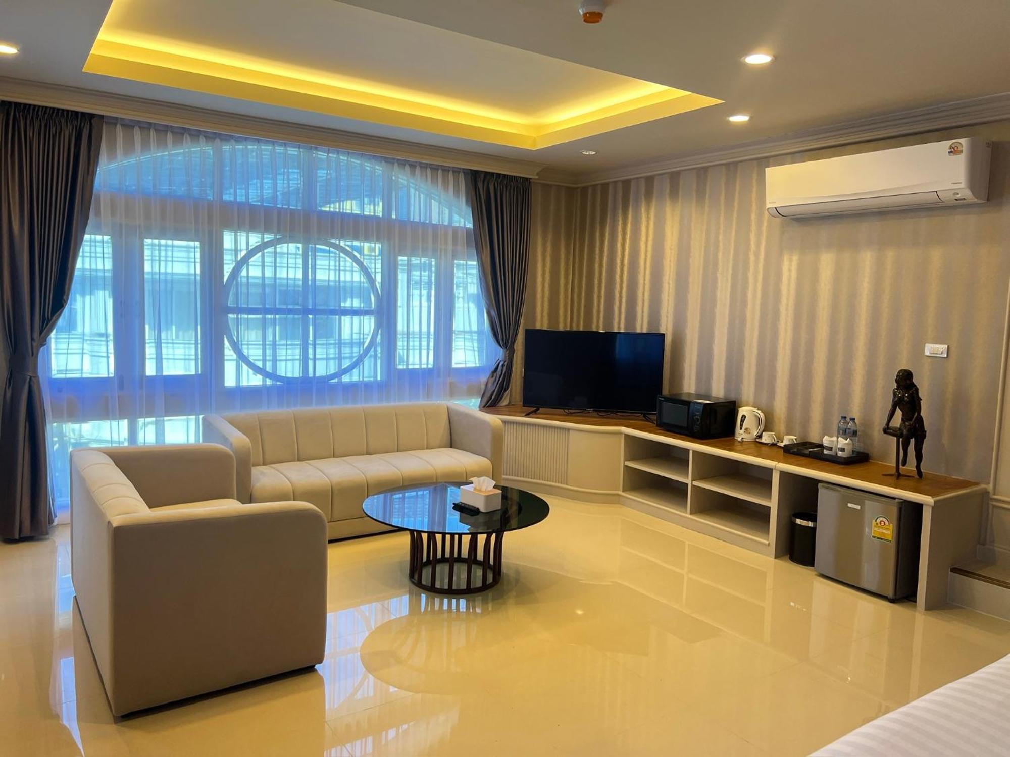 V20 Boutique Jacuzzi Hotel 4*