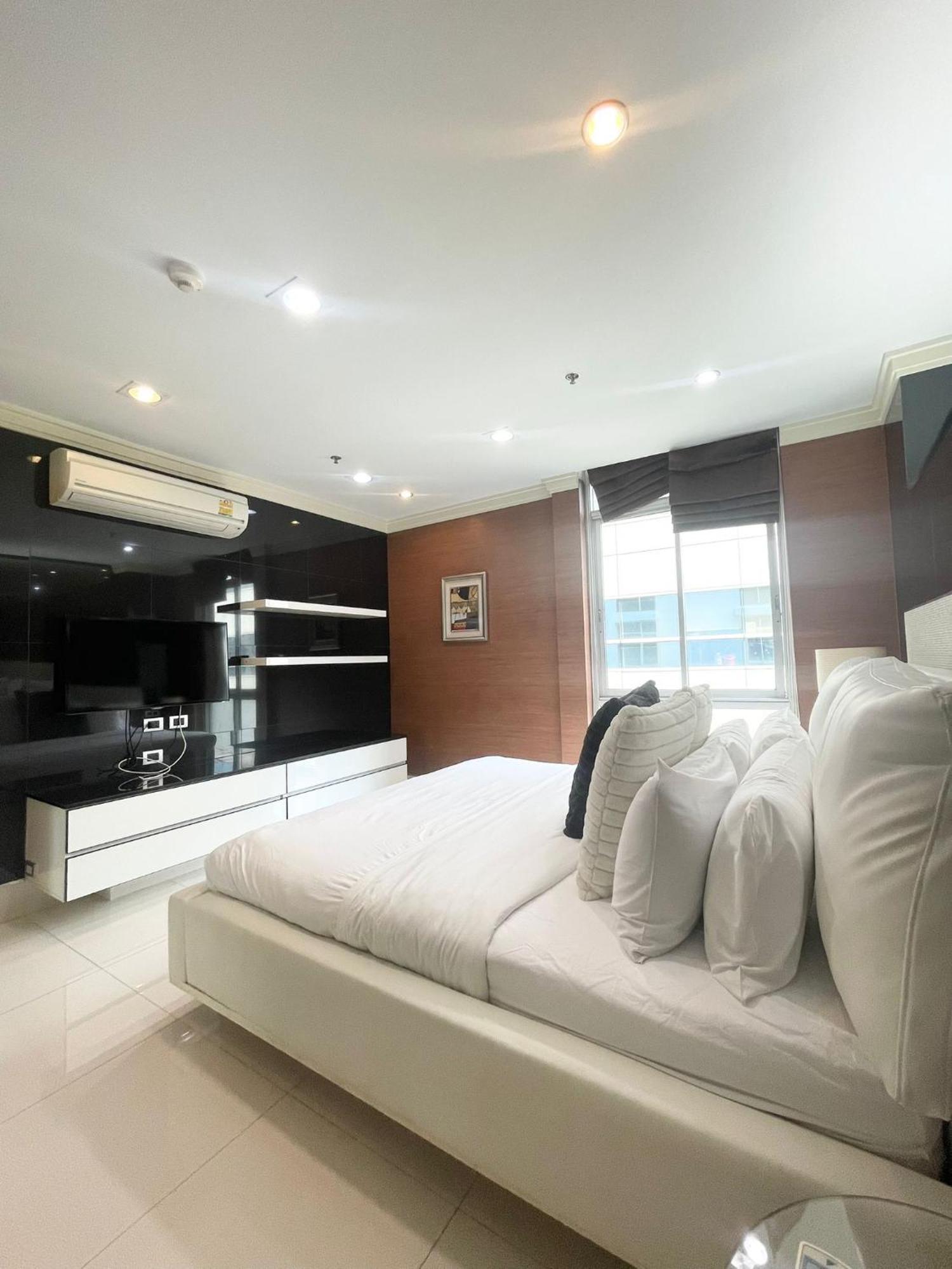 Extremely Spacious Cool Asoke Sleeps 8 Apartemen Bangkok