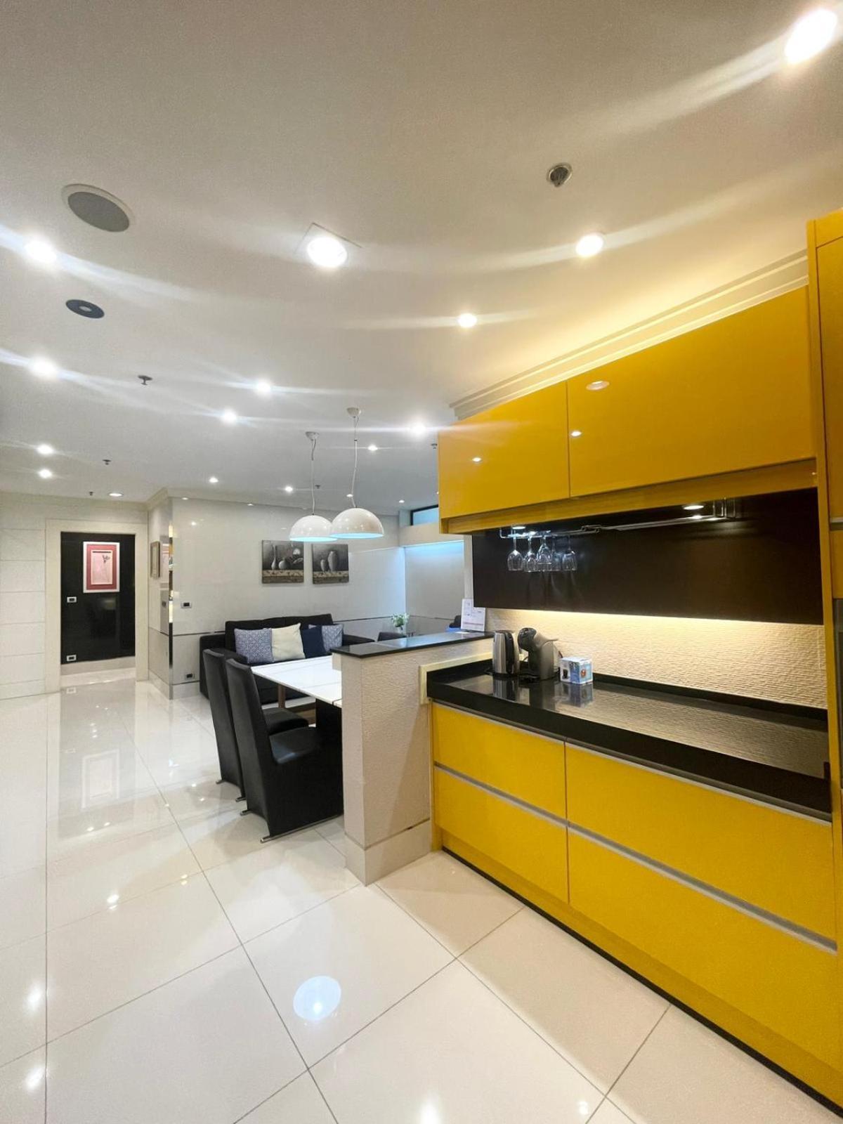 Extremely Spacious Cool Asoke Sleeps 8 Apartemen