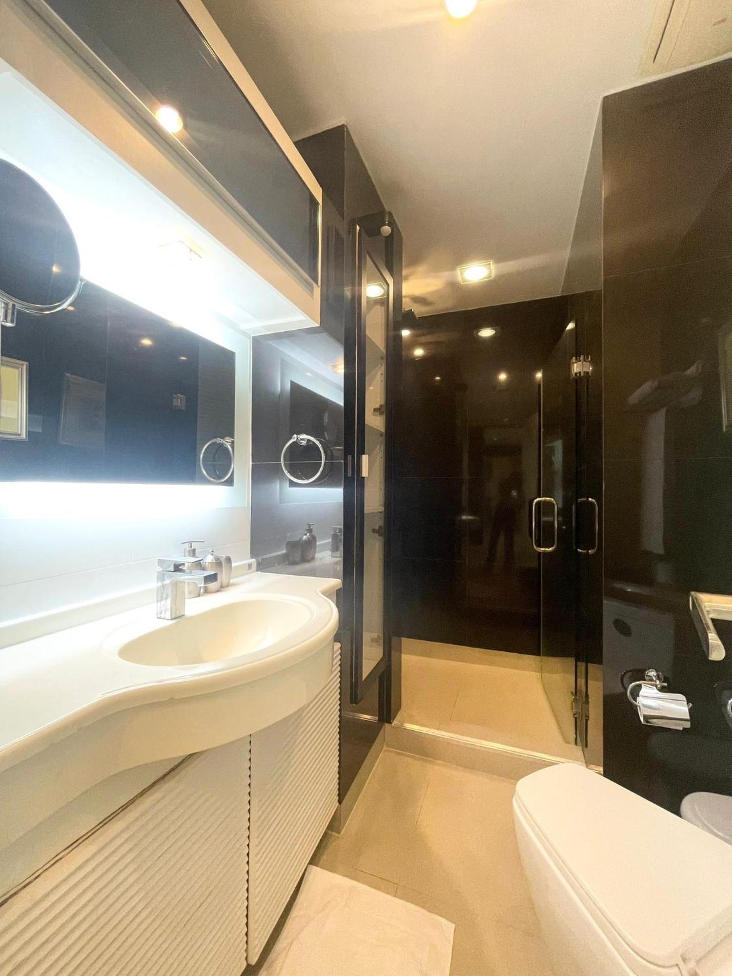 Apartemen Extremely Spacious Cool Asoke Sleeps 8 Bangkok