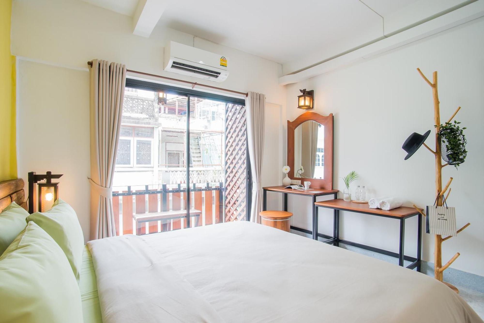 Banthat Thong Hostel