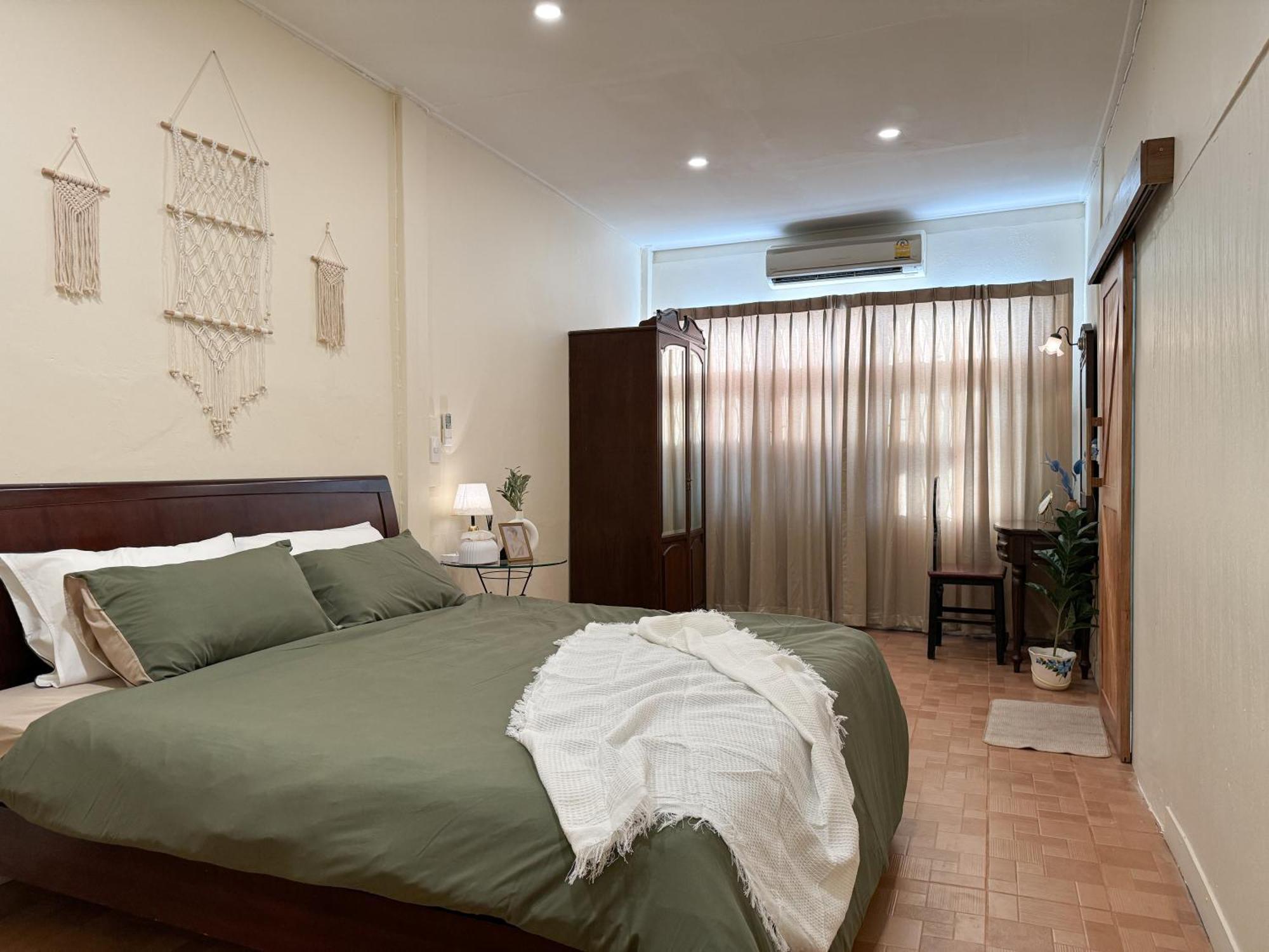 Holiday home 3 Bedroom Nordic Full Kitchen 8 Mins To Mrt & Jodd Fair & Near Rca Bangkok