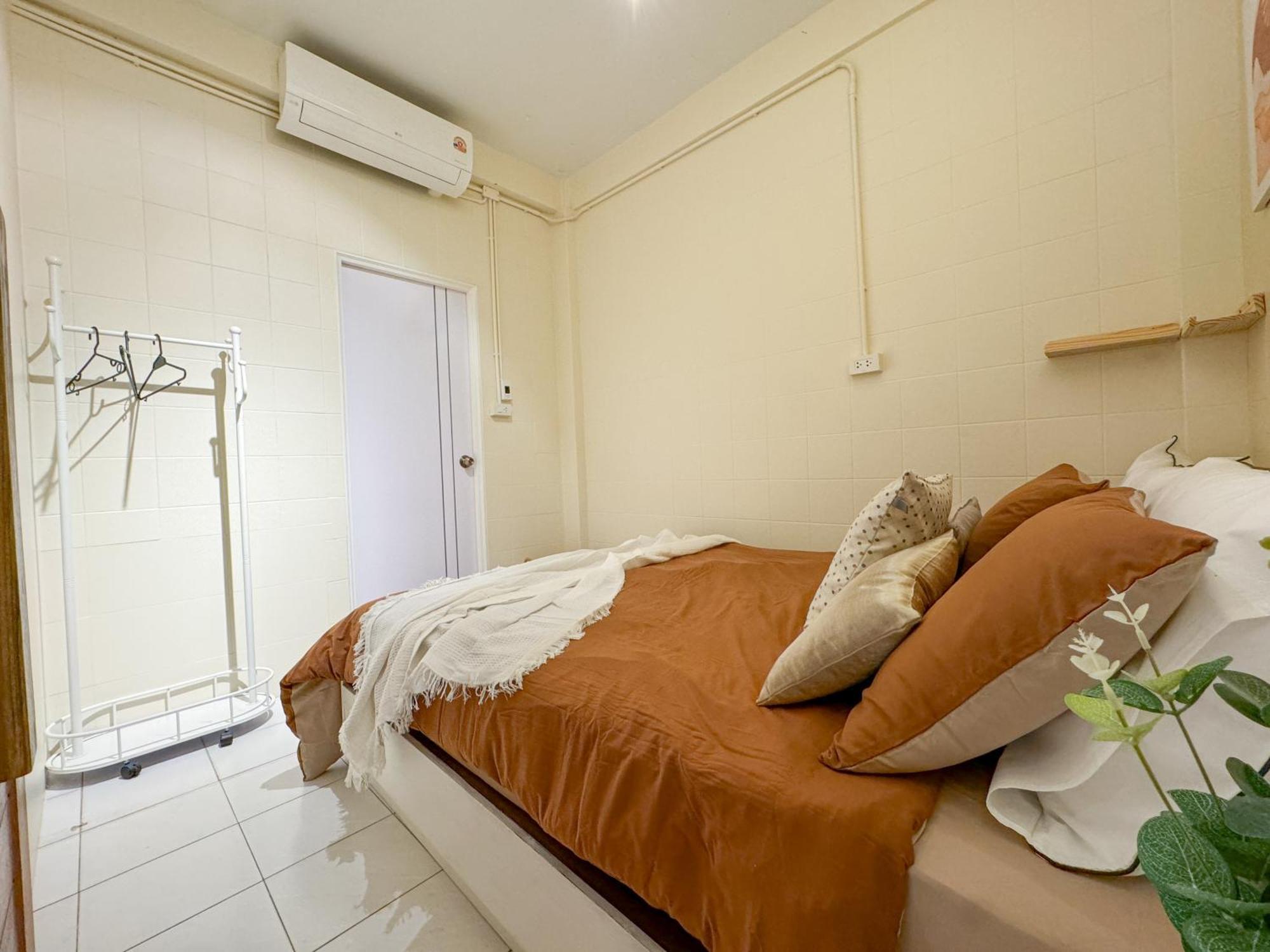 3 Bedroom Nordic Full Kitchen 8 Mins To Mrt & Jodd Fair & Near Rca Holiday home *