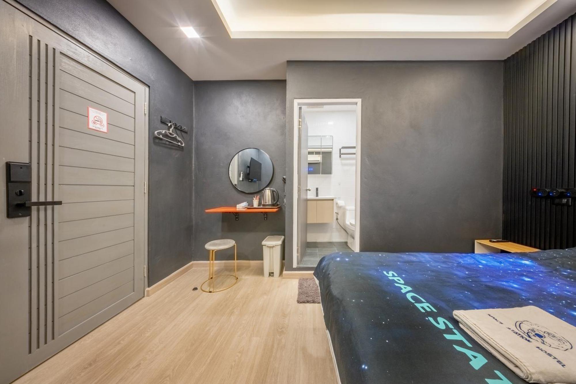 Space Station Hostel *