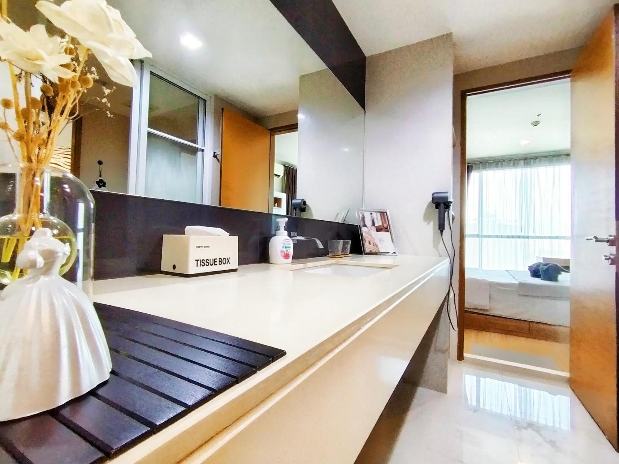 1 Minute To The Mrt Huai Khwang Cozy Sweet And Worm Apartment Bangkok