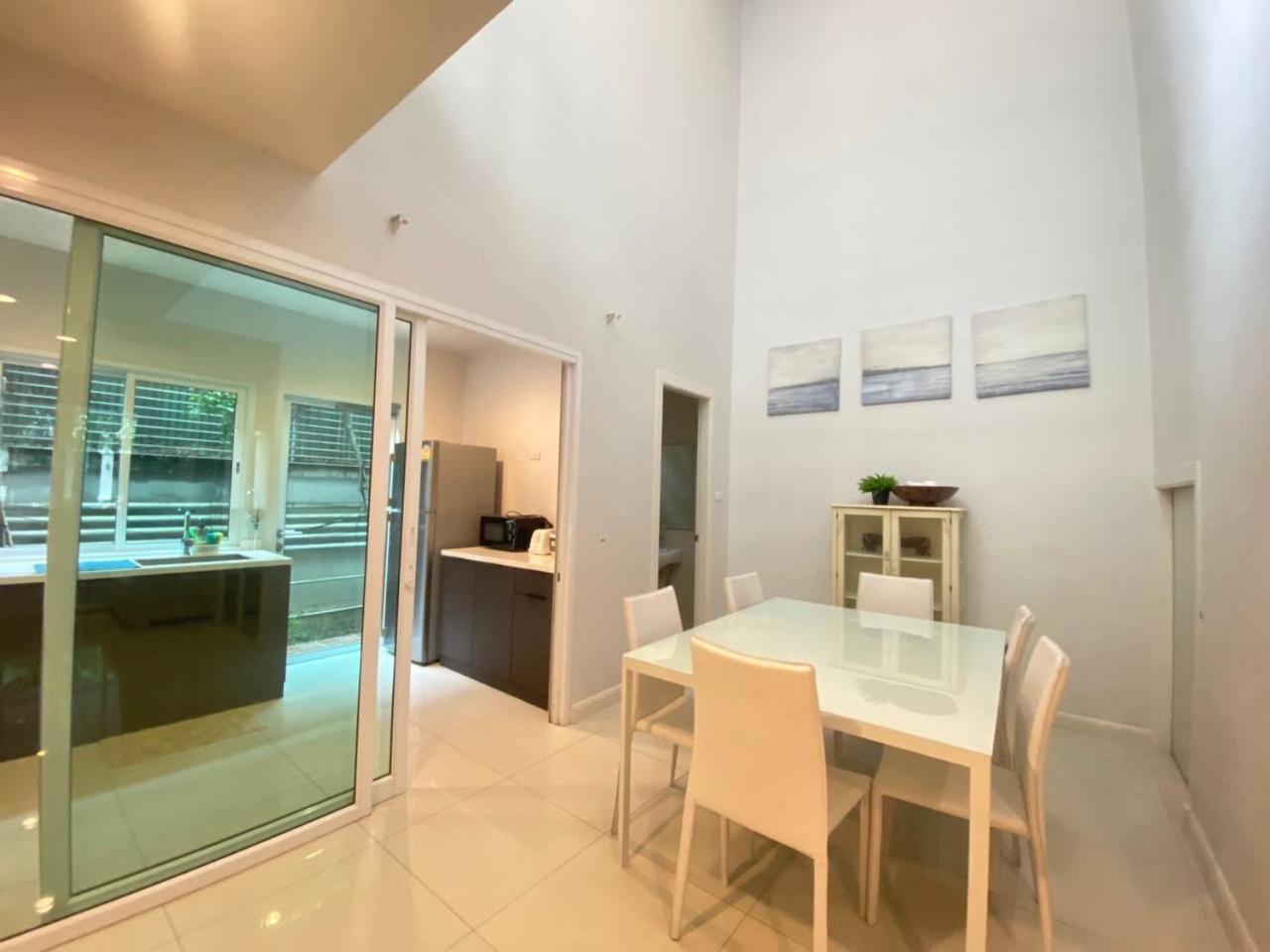 3 Bedroom Spacious In Downtown Near Mrt Bts Asok Station *