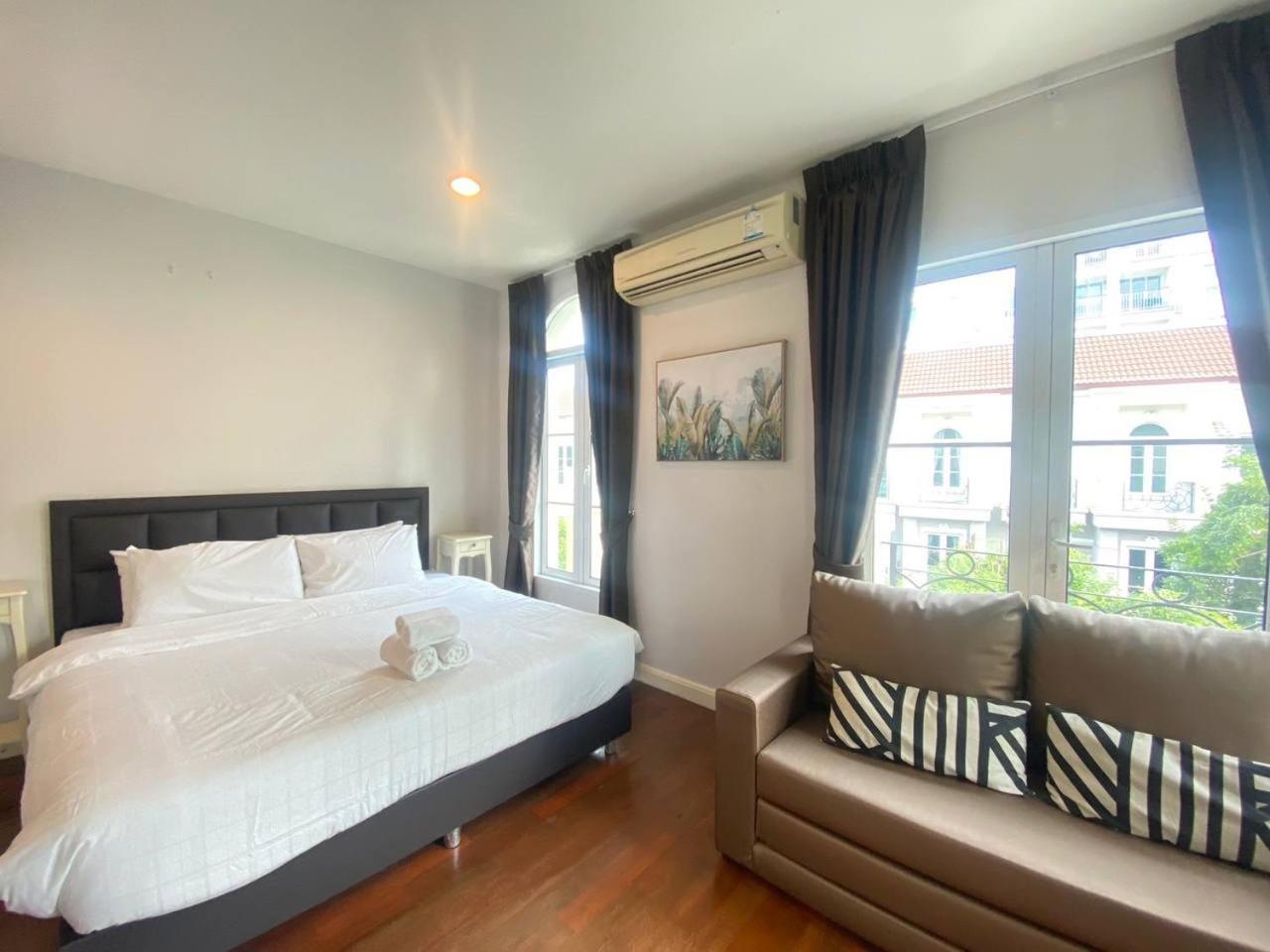 3 Bedroom Spacious In Downtown Near Mrt Bts Asok Station *
