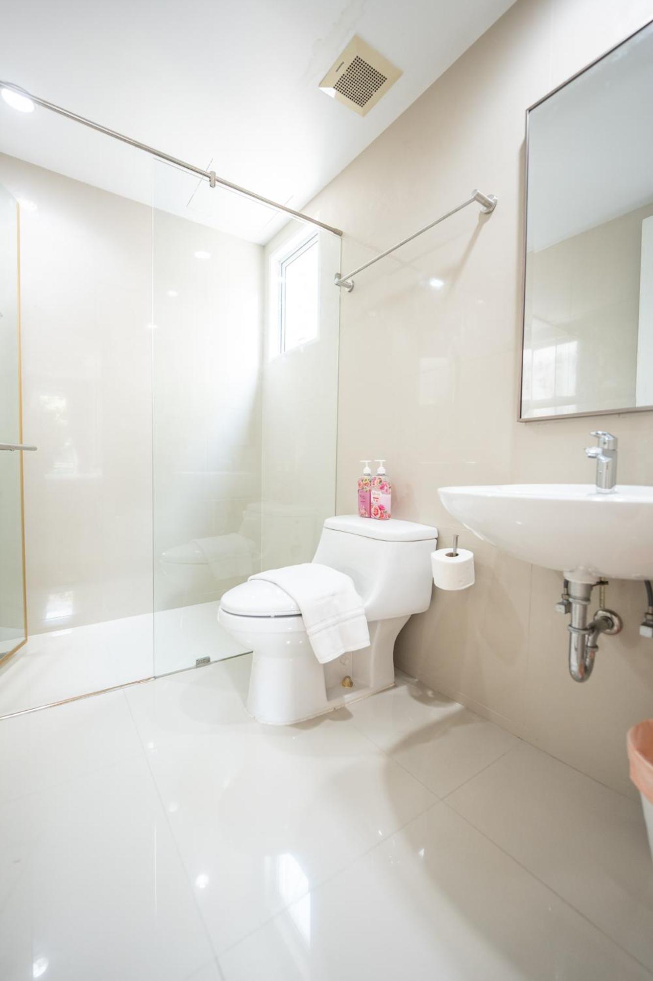 3 Bedroom Spacious In Downtown Near Mrt Bts Asok Station Bangkok
