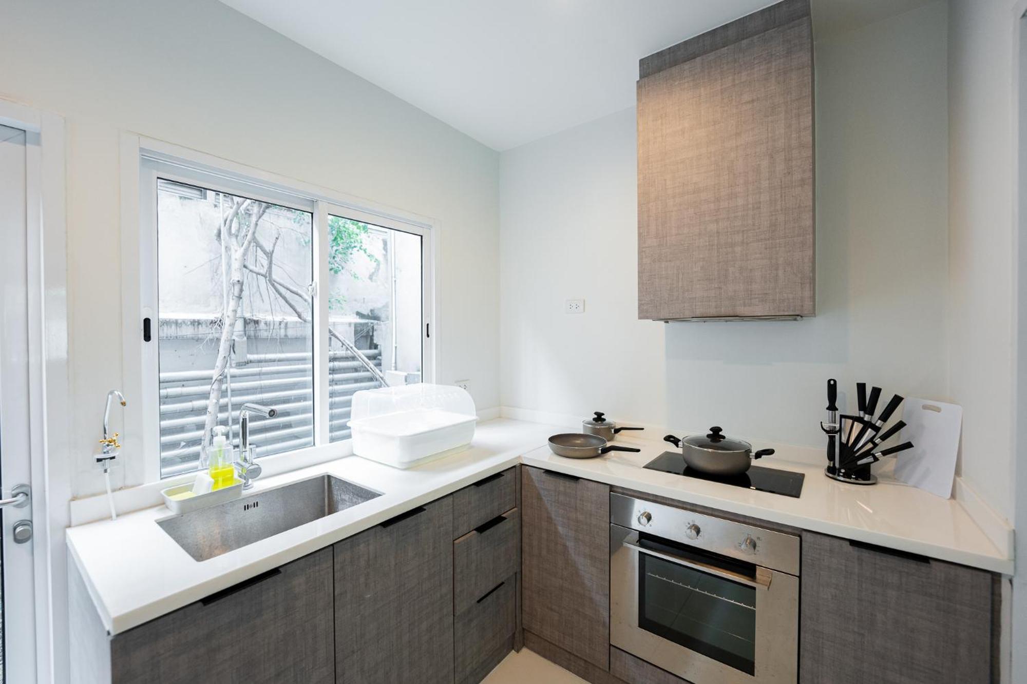 3 Bedroom Spacious In Downtown Near Mrt Bts Asok Station