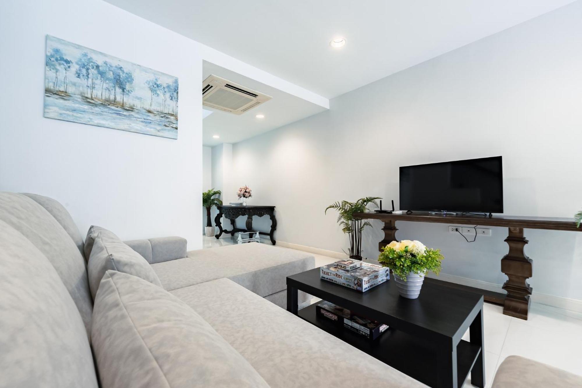 3 Bedroom Spacious In Downtown Near Mrt Bts Asok Station