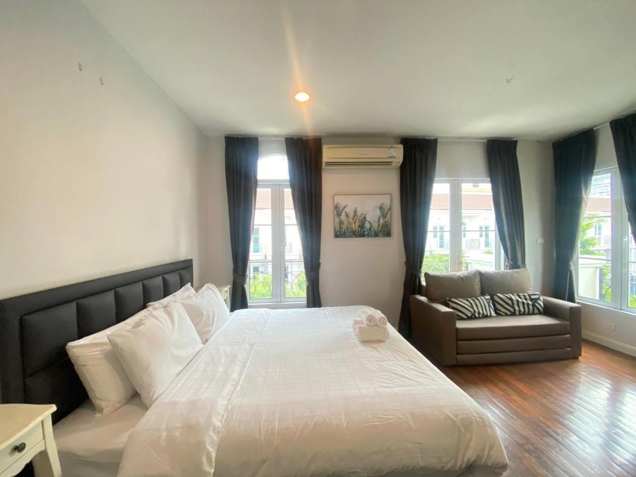 3 Bedroom Spacious In Downtown Near Mrt Bts Asok Station Holiday home
