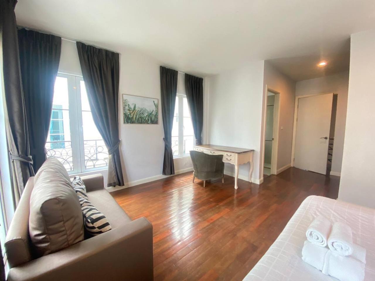 3 Bedroom Spacious In Downtown Near Mrt Bts Asok Station Holiday home Bangkok