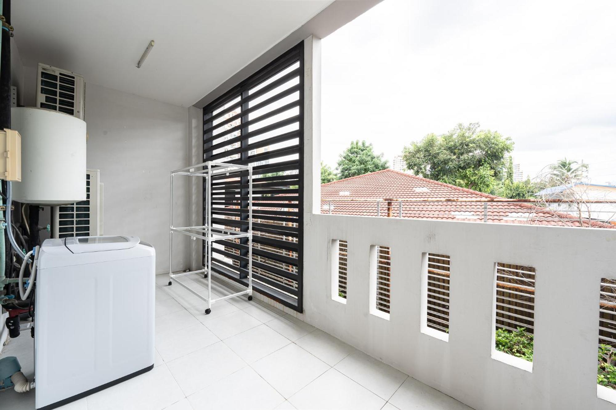 3 Bedroom Spacious In Downtown Near Mrt Bts Asok Station Holiday home
