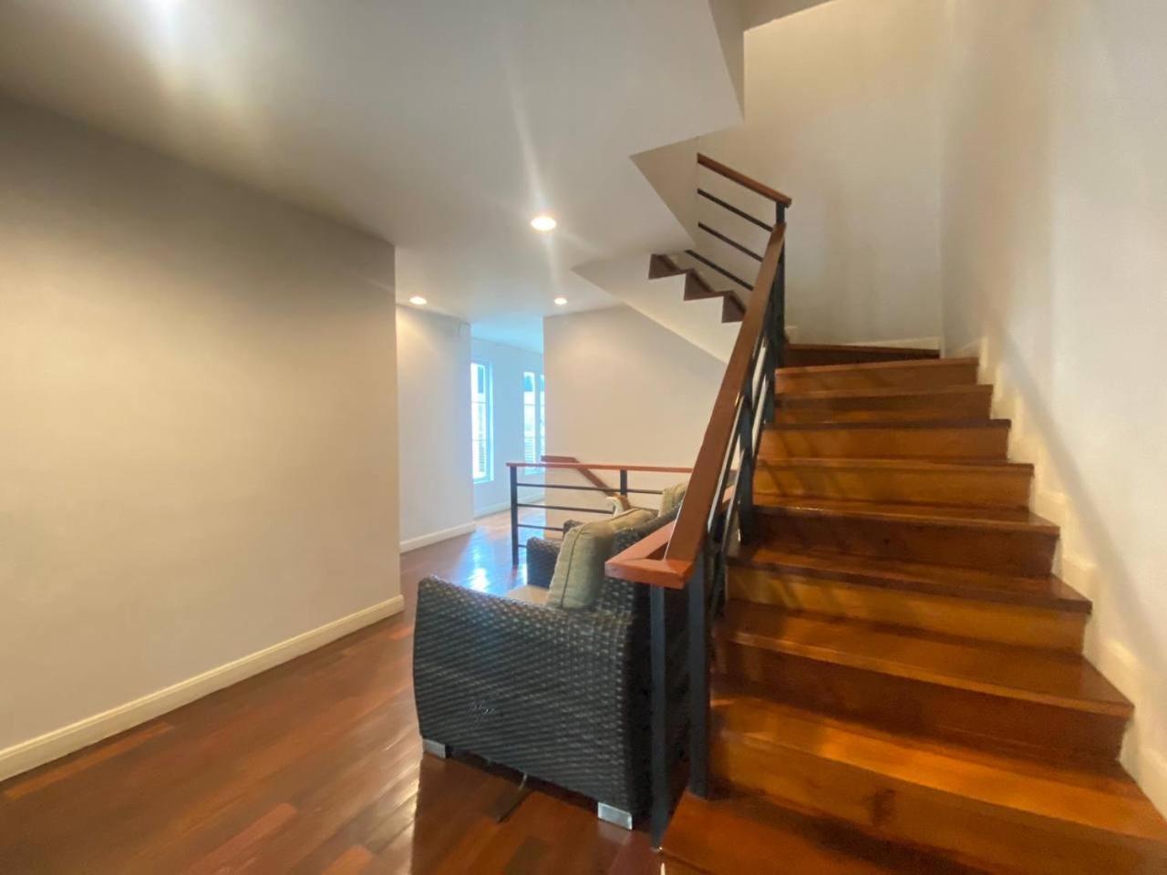 3 Bedroom Spacious In Downtown Near Mrt Bts Asok Station Holiday home *