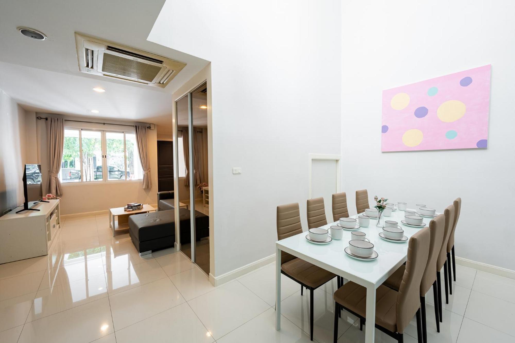 3 Bedroom Spacious In Downtown Near Mrt Bts Asok Station Holiday home Bangkok