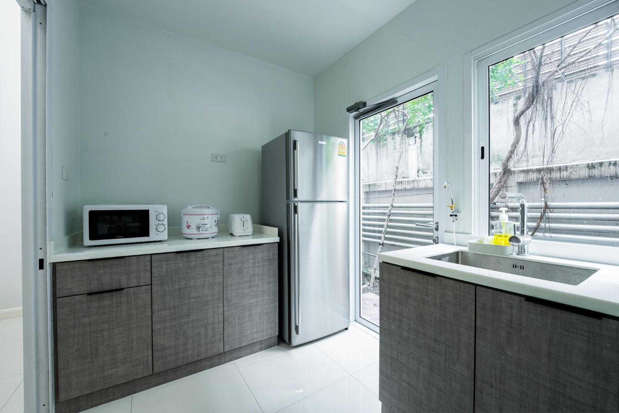 3 Bedroom Spacious In Downtown Near Mrt Bts Asok Station Holiday home