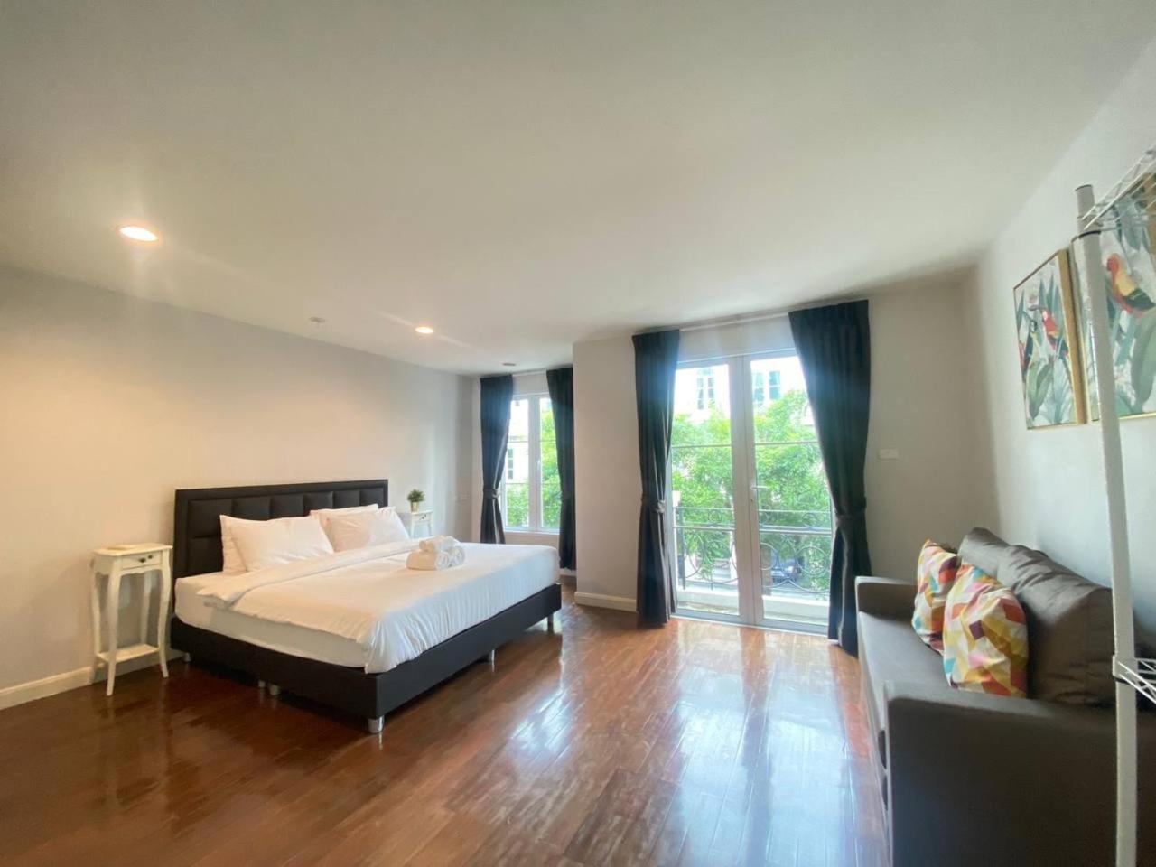 3 Bedroom Spacious In Downtown Near Mrt Bts Asok Station Bangkok