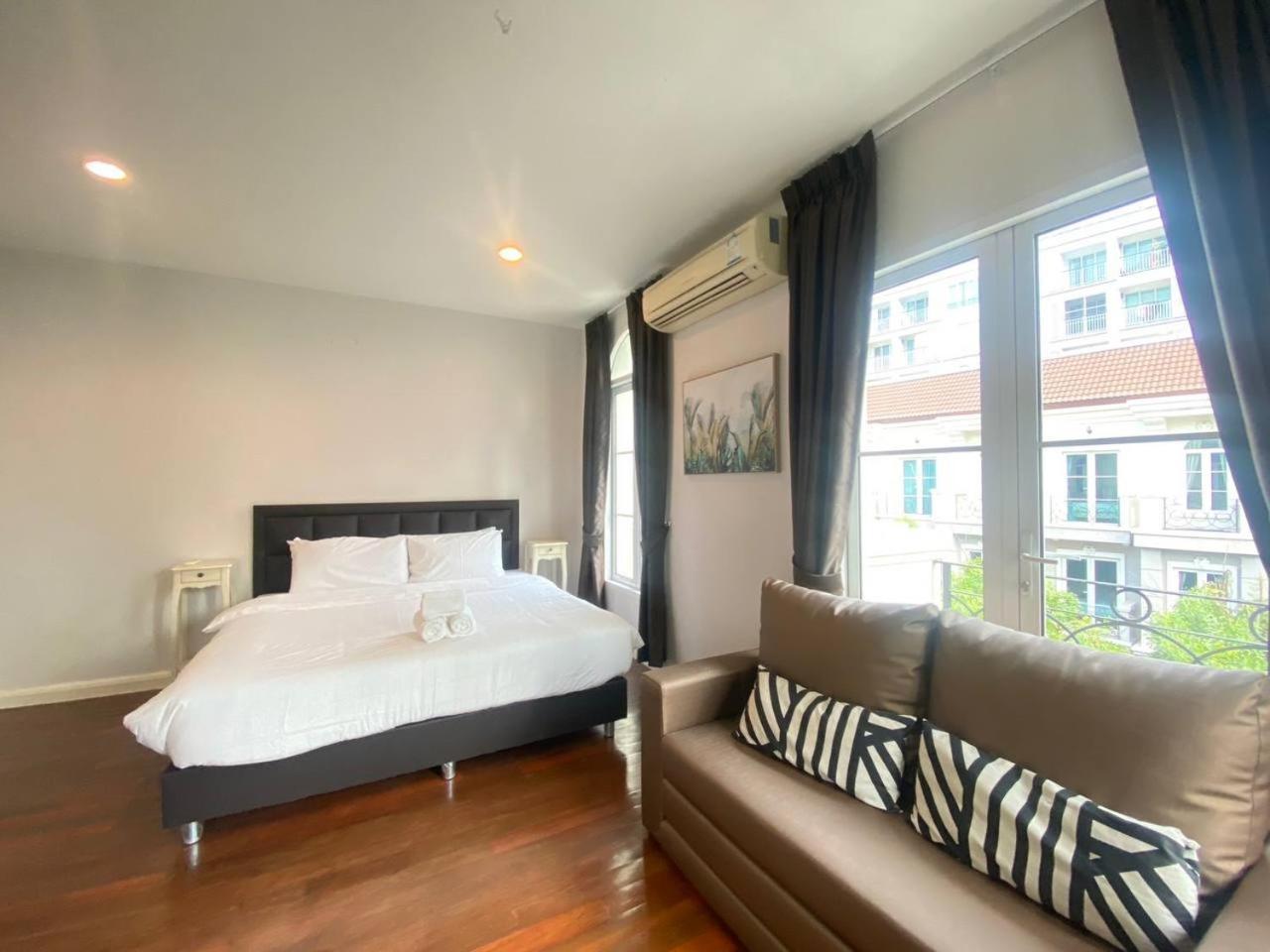 3 Bedroom Spacious In Downtown Near Mrt Bts Asok Station * Bangkok