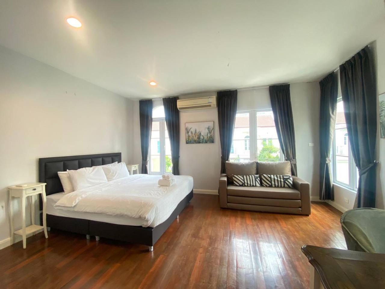 3 Bedroom Spacious In Downtown Near Mrt Bts Asok Station Holiday home Bangkok