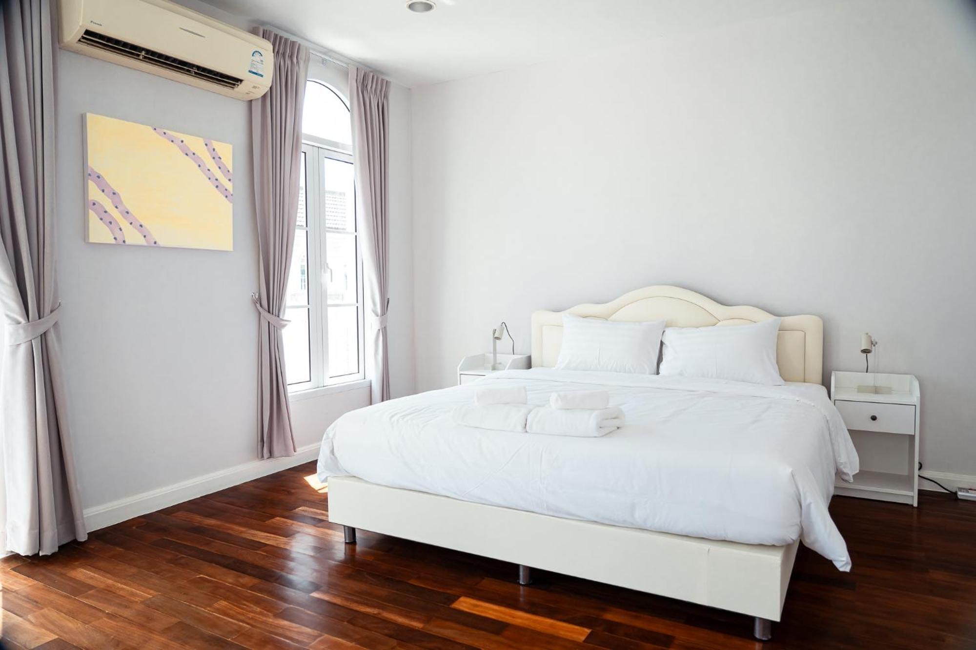 Holiday home 3 Bedroom Spacious In Downtown Near Mrt Bts Asok Station Bangkok