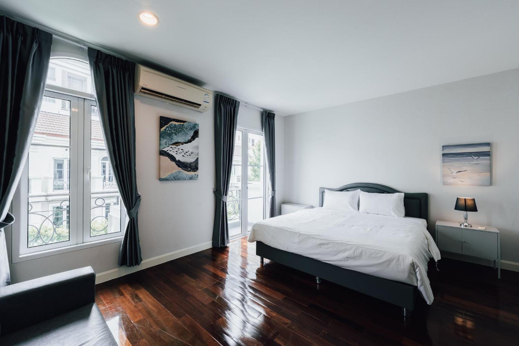 3 Bedroom Spacious In Downtown Near Mrt Bts Asok Station * Bangkok