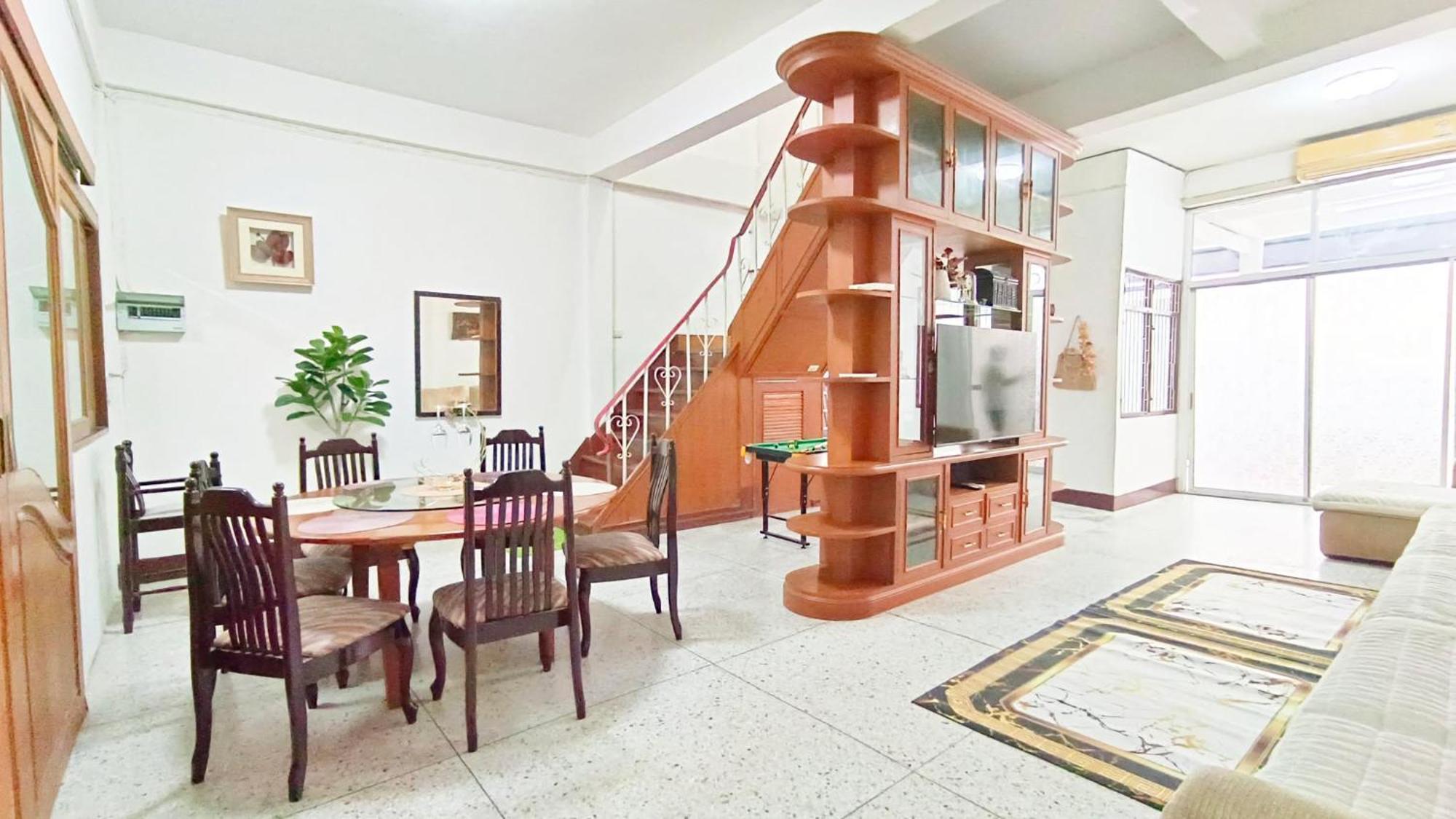 Entire House For 16 People - Walking Distance From Bts Onnut Holiday home Bangkok
