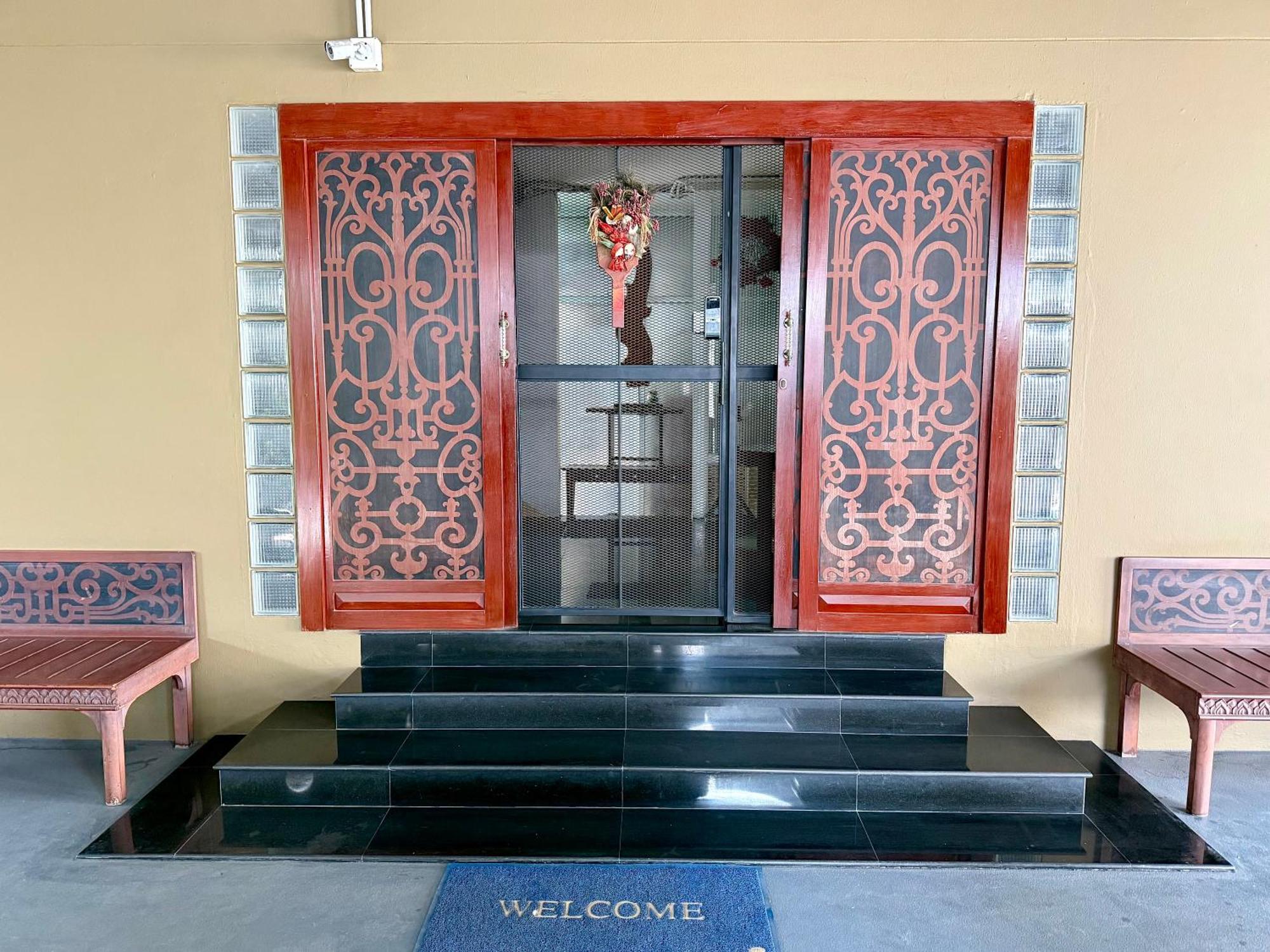 Samsen Spacious 2br Contemporary Thai Style Bangkok