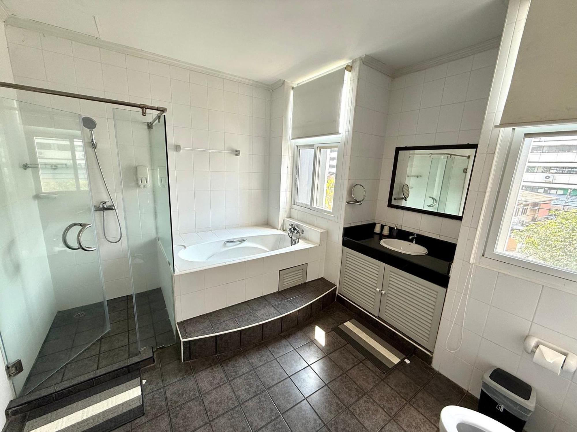 Samsen Spacious 2br Contemporary Thai Style Bangkok