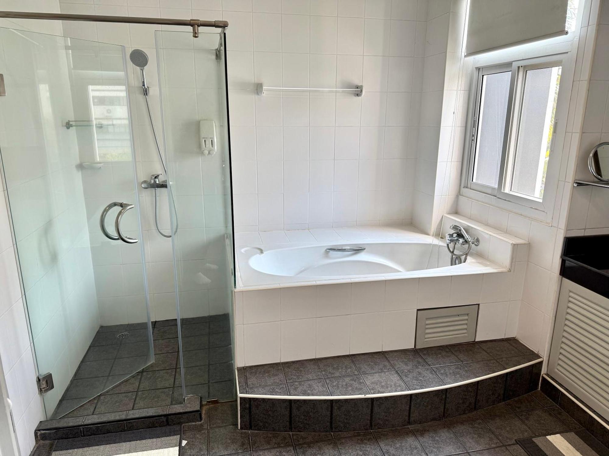 Samsen Spacious 2br Contemporary Thai Style Pangsapuri *