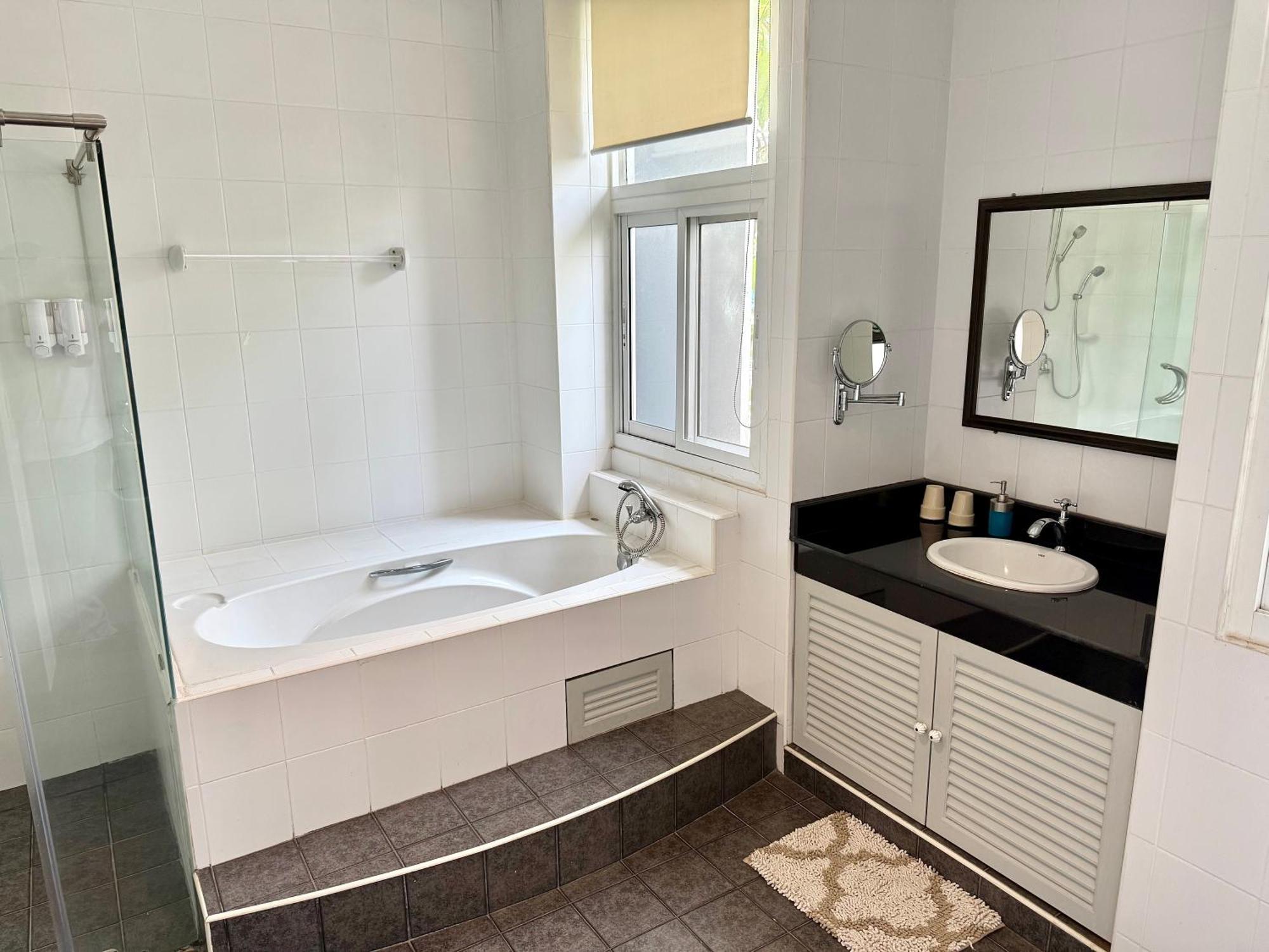 Samsen Spacious 2br Contemporary Thai Style Pangsapuri Bangkok