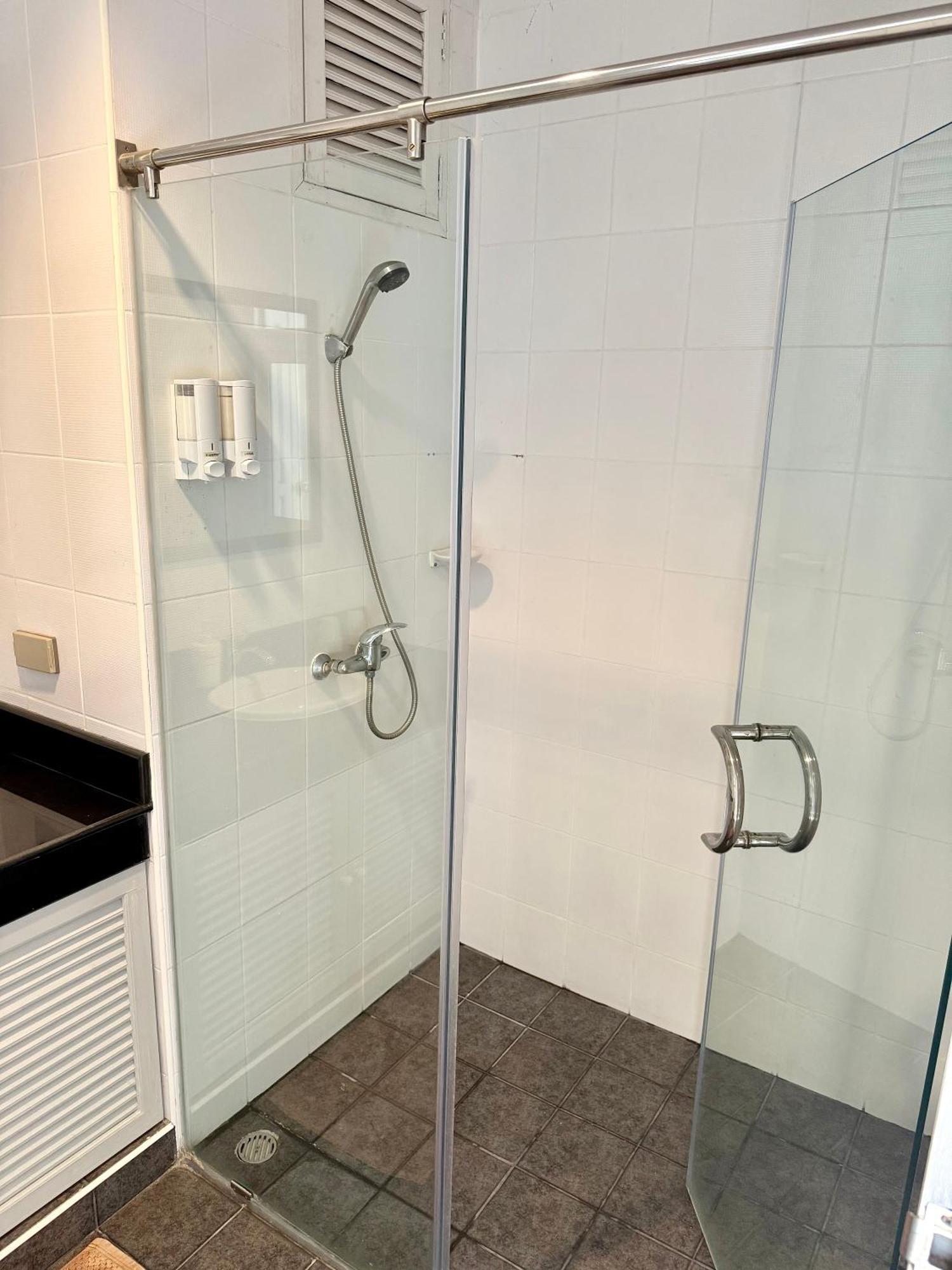 Samsen Spacious 2br Contemporary Thai Style Pangsapuri