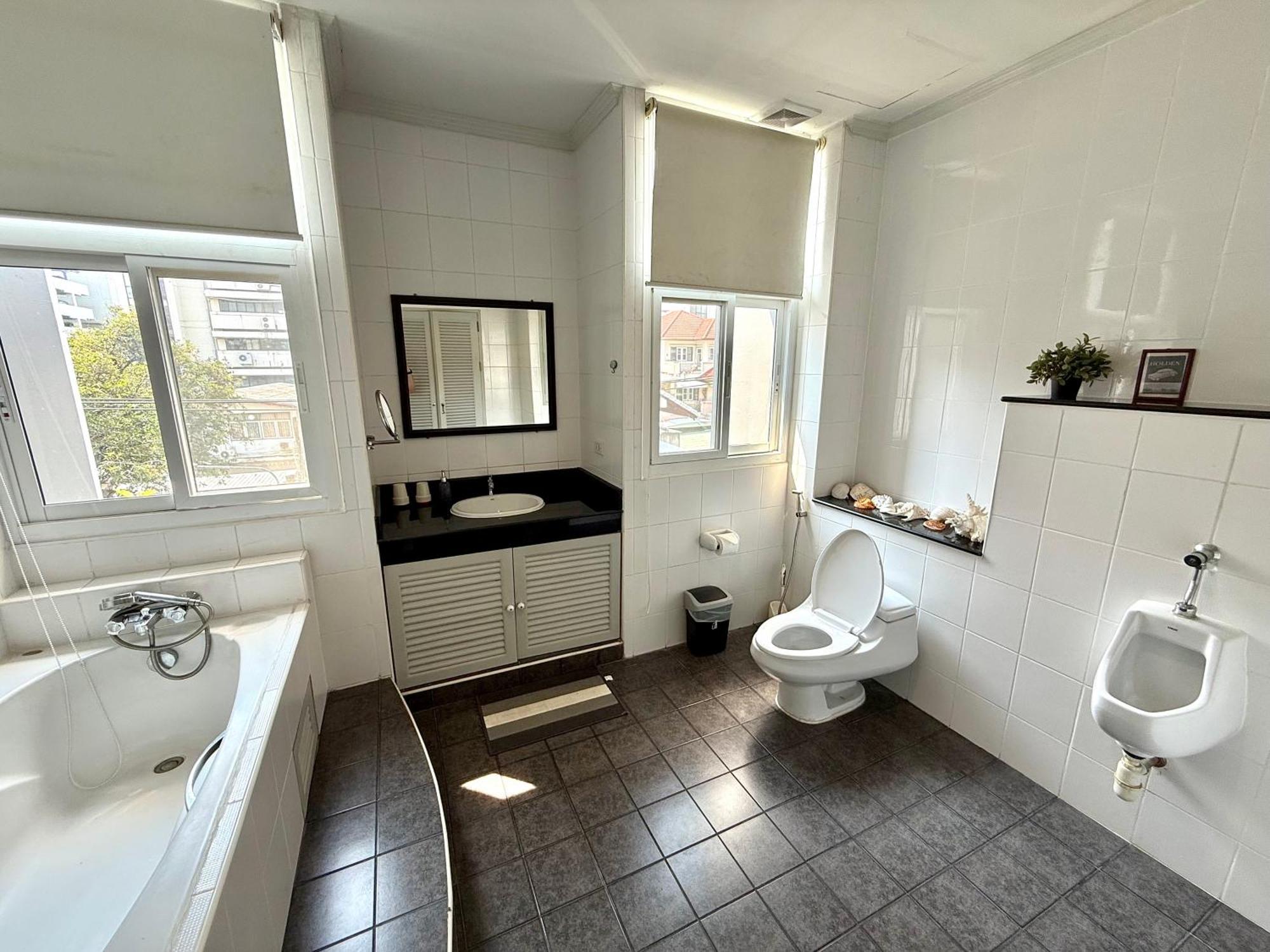 Samsen Spacious 2br Contemporary Thai Style Pangsapuri Bangkok