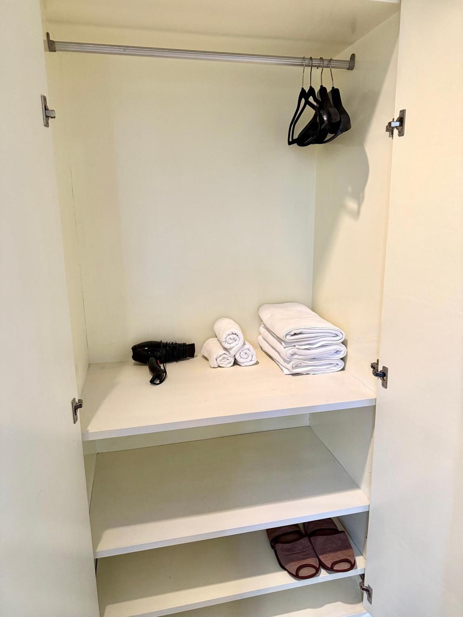 Samsen Spacious 2br Contemporary Thai Style Bangkok