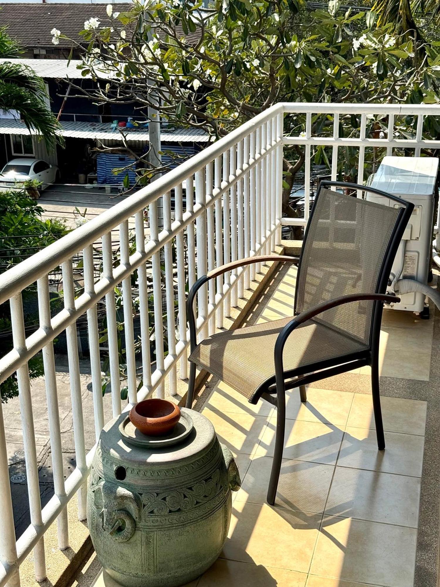 Samsen Spacious 2br Contemporary Thai Style Bangkok