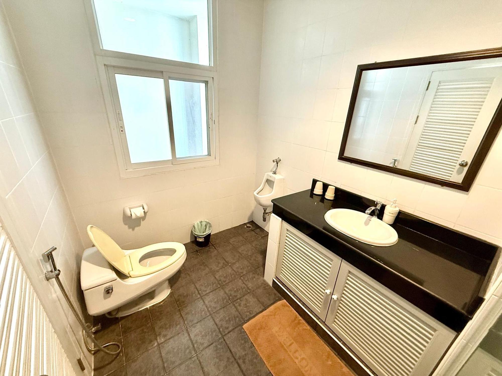 Samsen Spacious 2br Contemporary Thai Style Pangsapuri Bangkok